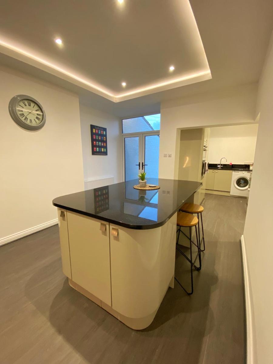 A spacious & modern 3-bed home - Housity