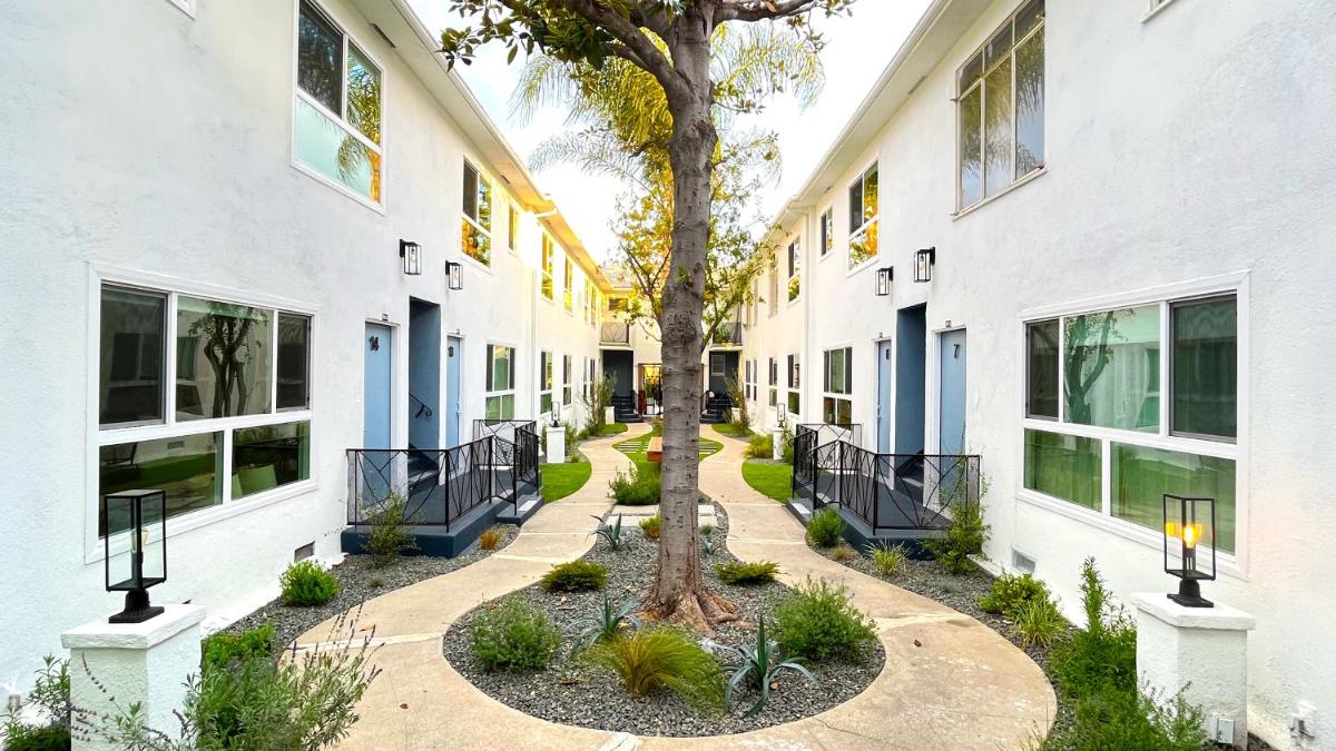 Kingsley Courtyard Apartment - Housity