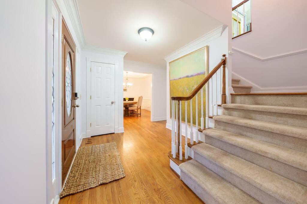 Huge! 5 Bedroom Near Lake Lanier and Chateau Elan - Housity