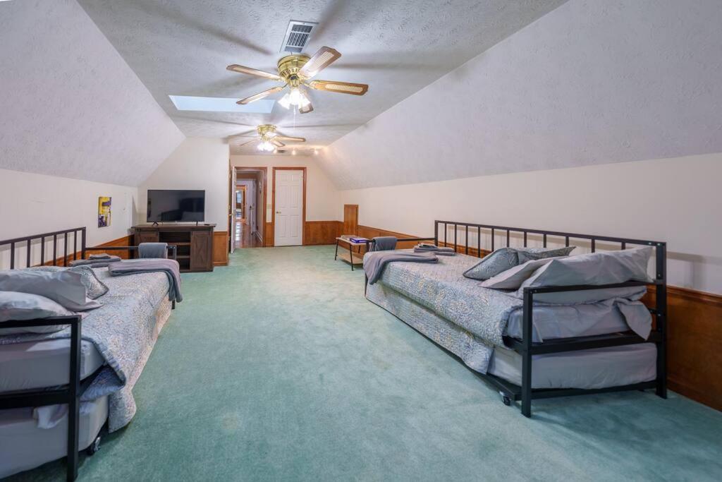 Huge! 5 Bedroom Near Lake Lanier and Chateau Elan - Housity