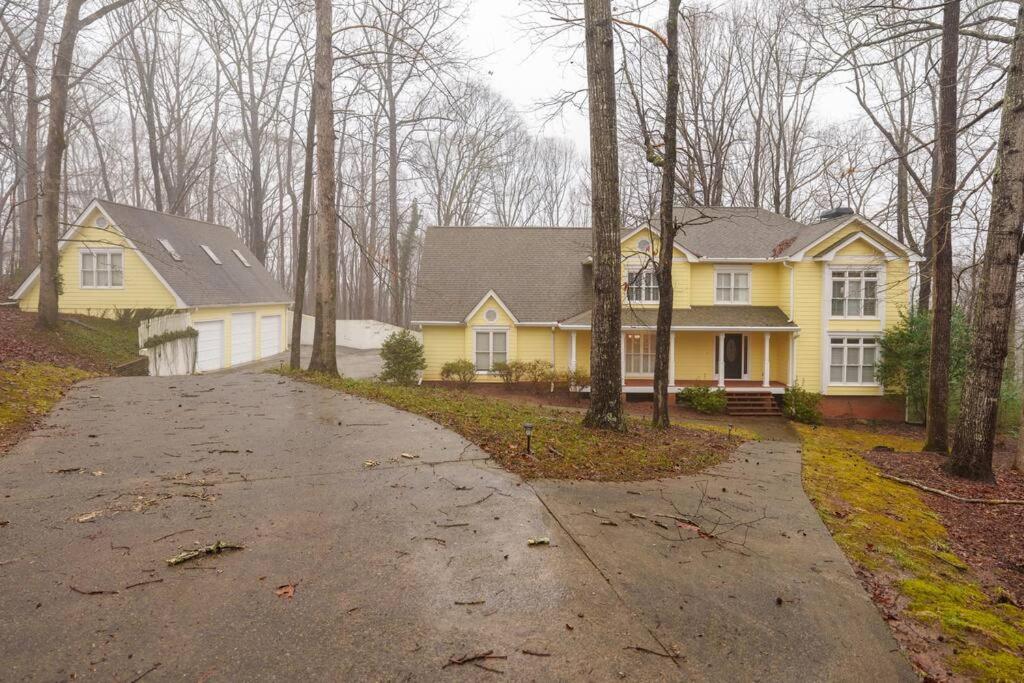 Huge! 5 Bedroom Near Lake Lanier and Chateau Elan - Housity