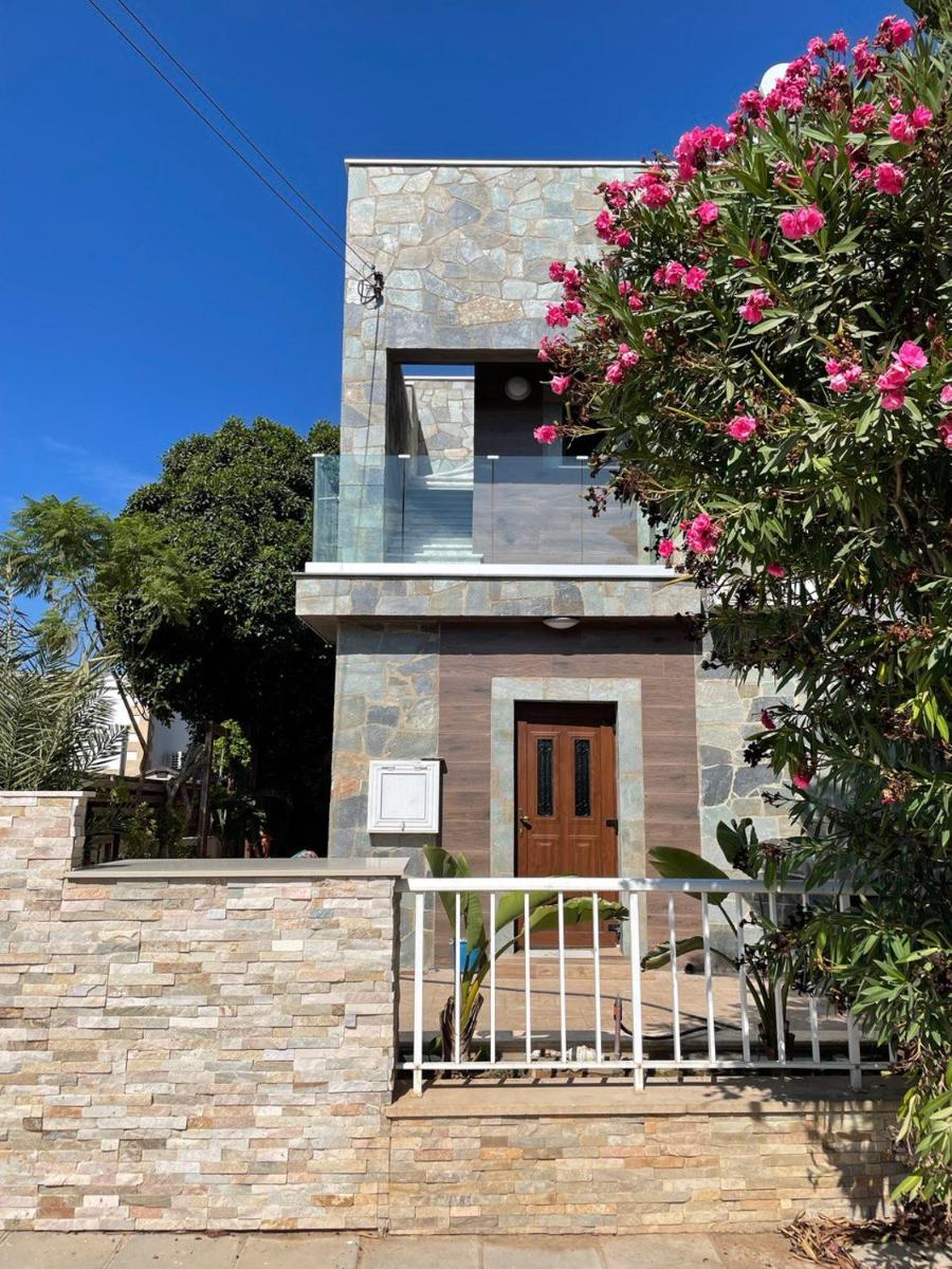 Mosaic villa by the sea - Housity