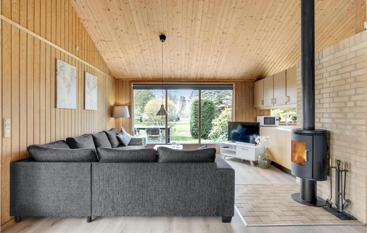 Awesome Home In Væggerløse With Kitchen - Housity