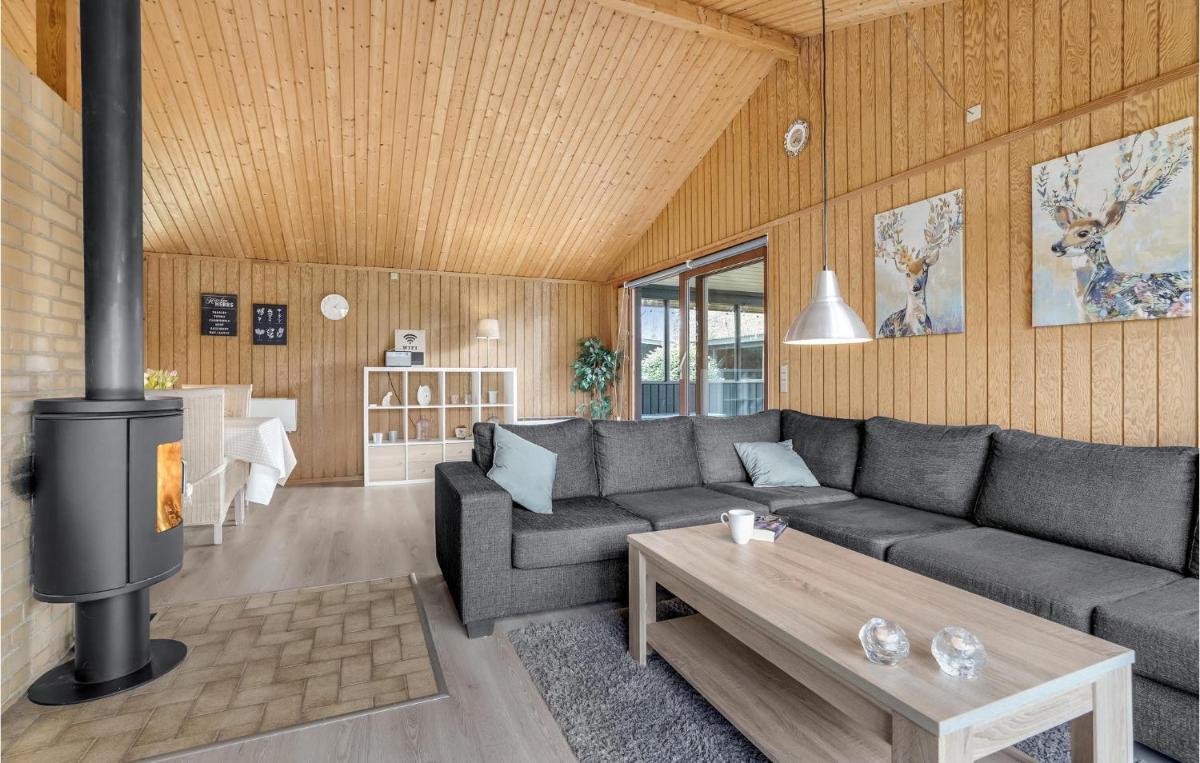 Awesome Home In Væggerløse With Kitchen - Housity