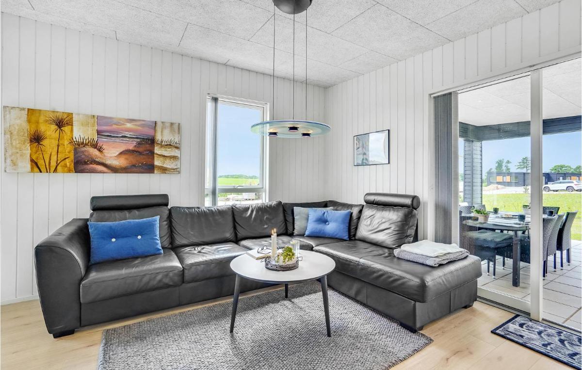Gorgeous Home In Løgstrup With Kitchen - Housity