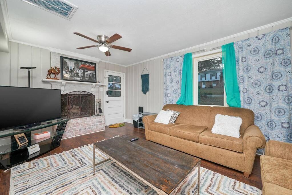 4BR Private Home Mins to Hospitals & Downtown RVA - Housity