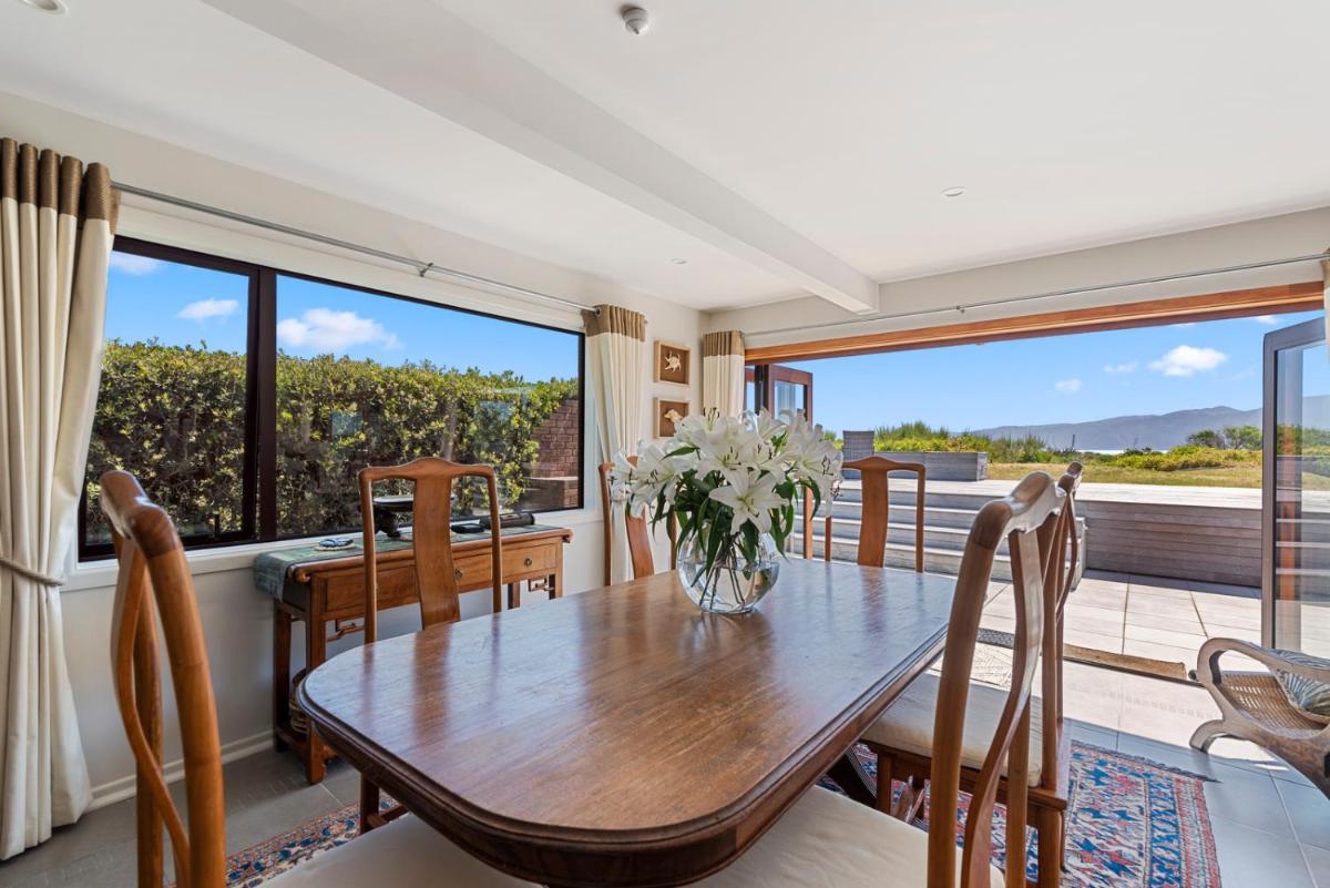 Island View Beach House - Paraparaumu Beach Home - Housity