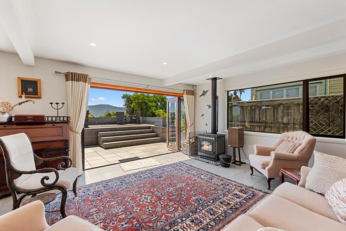 Island View Beach House - Paraparaumu Beach Home - Housity