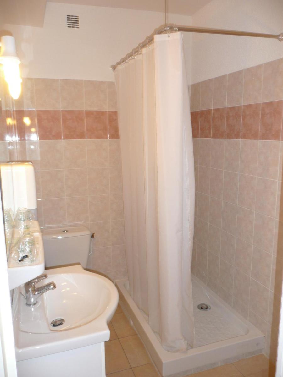 Salle de bains dans l'établissement Hôtel Le Belvedere