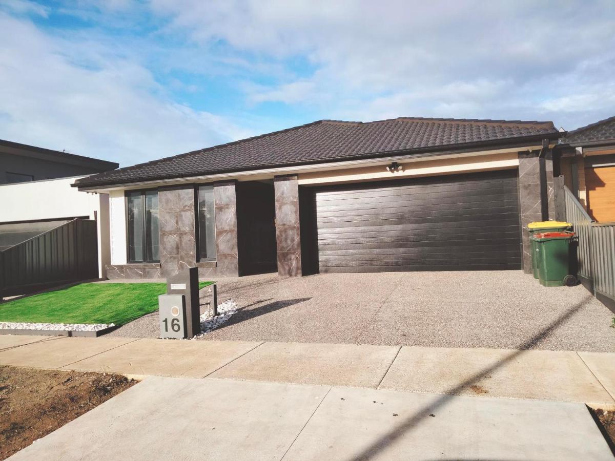 Modern and cosey 4 bedroom house walk to beach - Housity