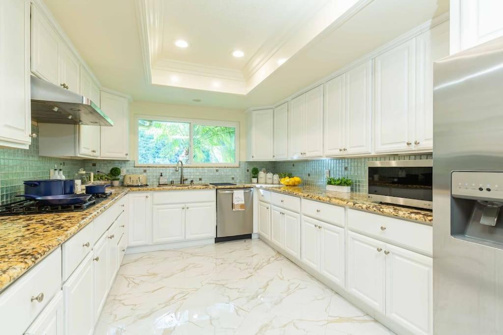 Single Level House with view and pool - Housity