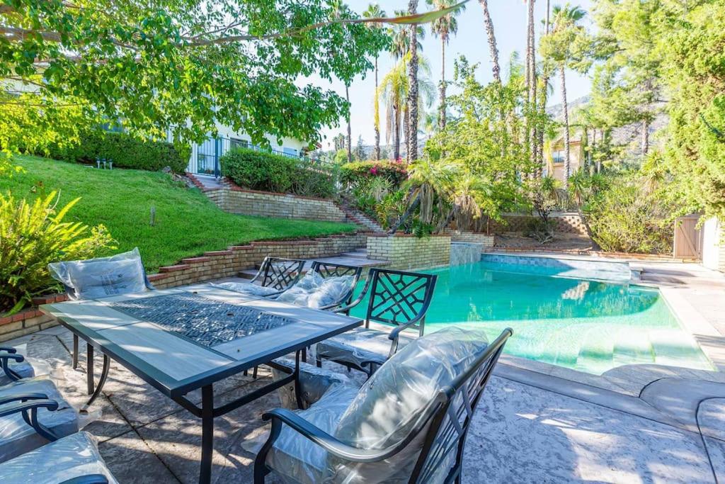 Single Level House with view and pool - Housity