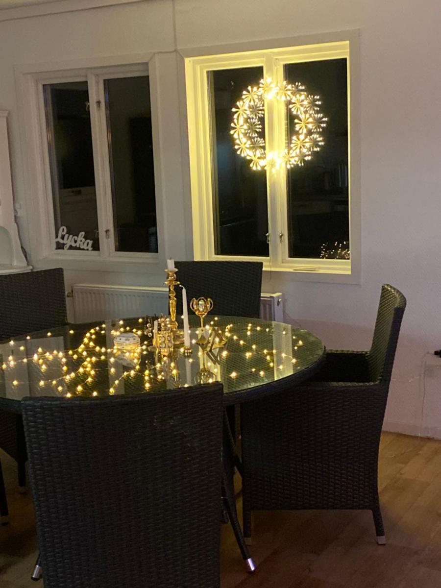 Sjöutsikt, Röd trästuga med traditionellt yttre Skandinavisk, modernt inre och alla bekvämligheter, Sol hela dagen på stora altanen, Tryggt, Vinterbonat, Fiske, Båt - Housity