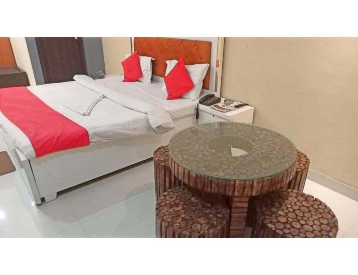 Hotel Holiday,Lucknow - Housity