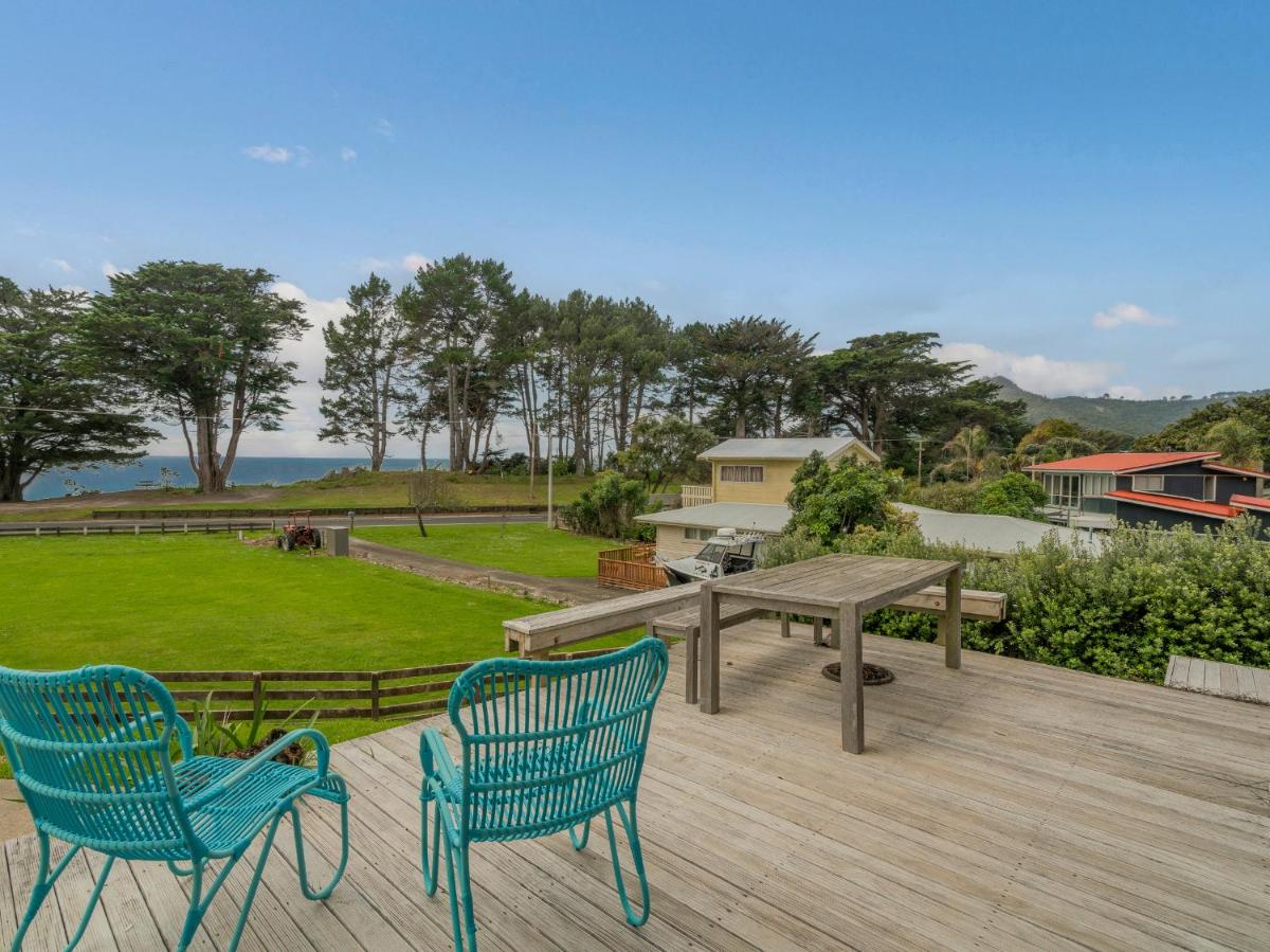 Black House Lookout - Kuaotunu Holiday Home - Housity
