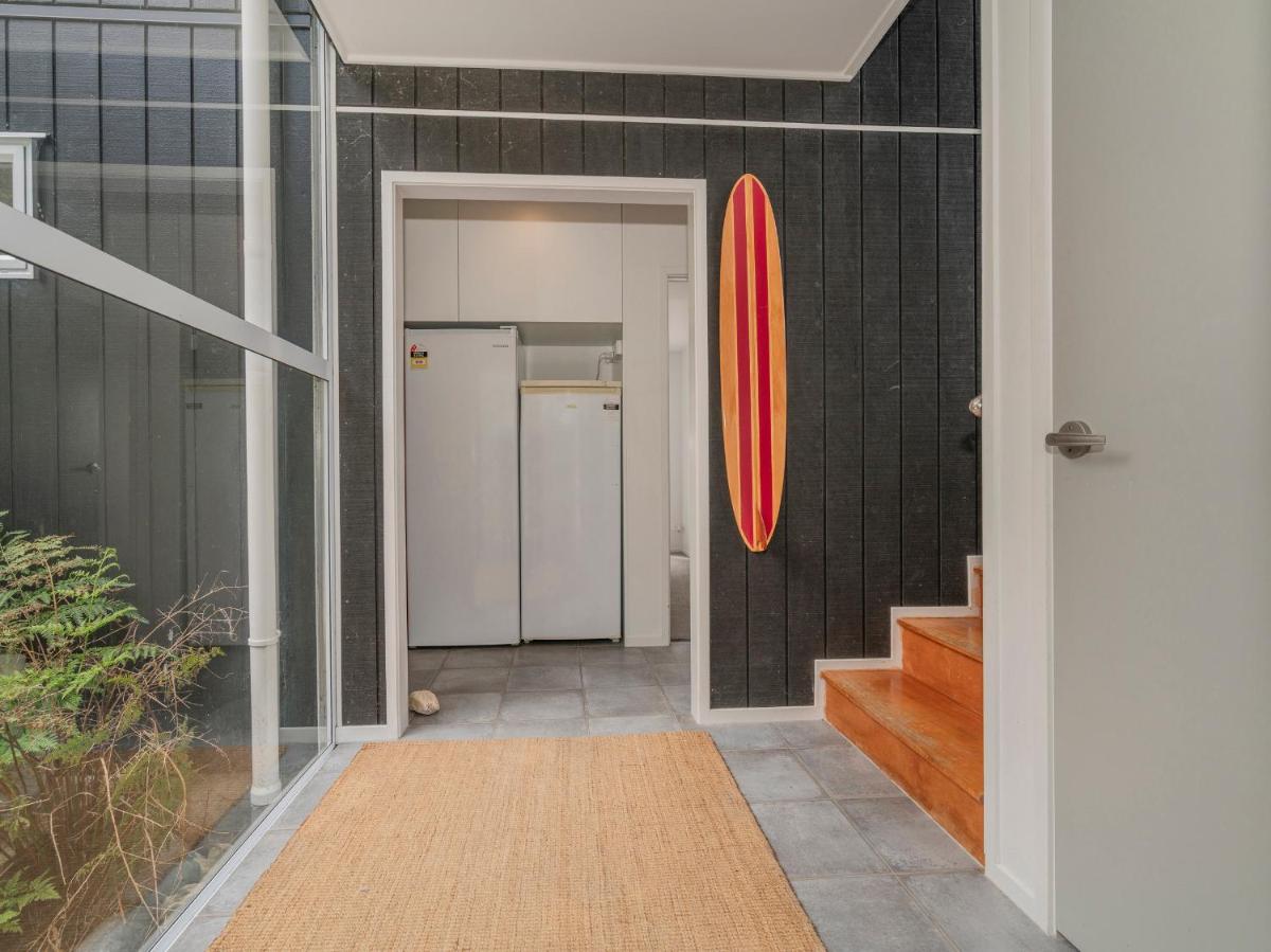 Black House Lookout - Kuaotunu Holiday Home - Housity