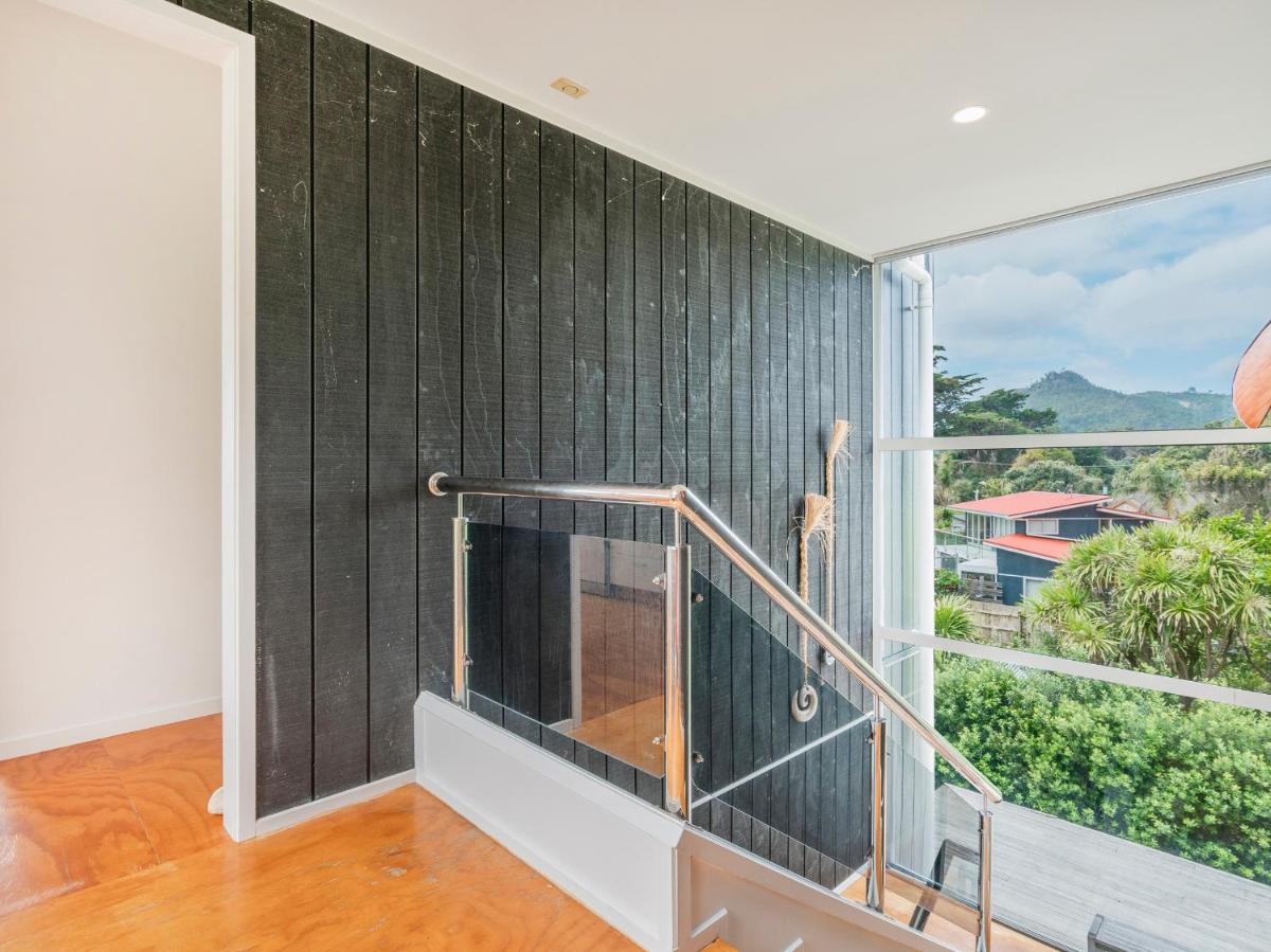 Black House Lookout - Kuaotunu Holiday Home - Housity