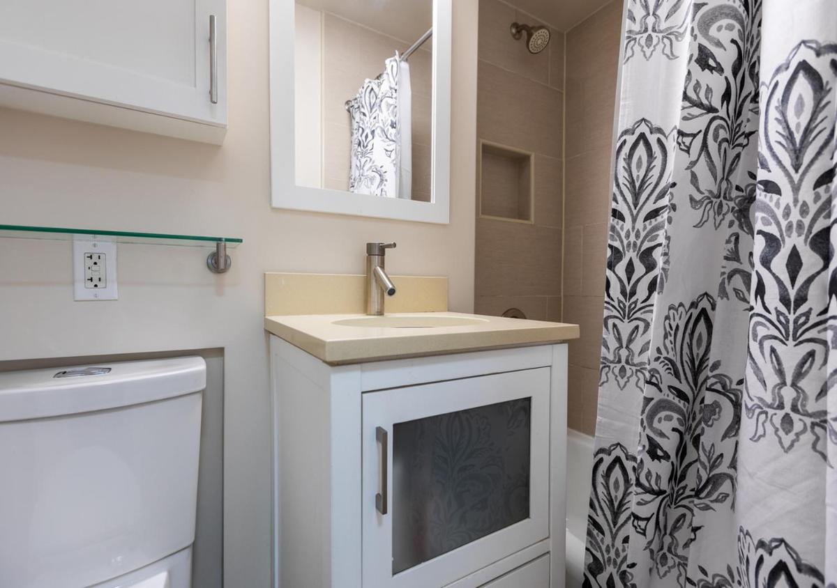 One Bedroom Modern Apartment In New York - Housity