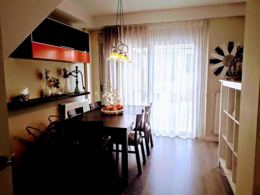 Chalet Familiar Jardín a 15 min centro y Warner - Housity