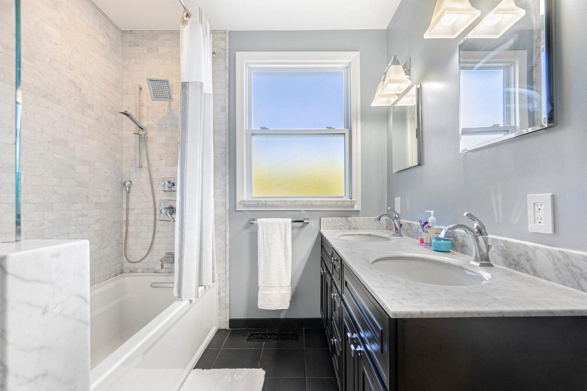 @ Marbella Lane - 3BR w/Deck near Beresford Park - Housity