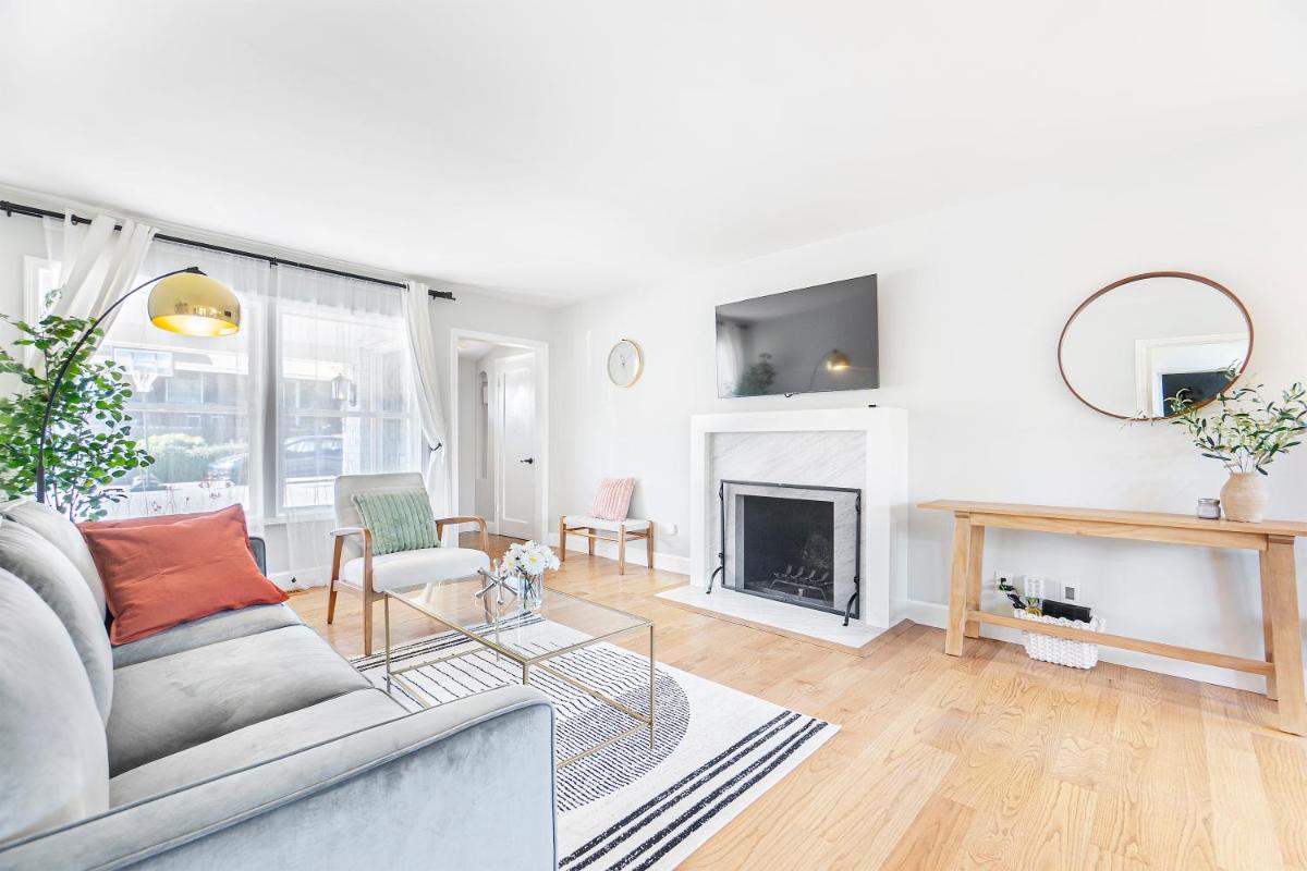 @ Marbella Lane - 3BR w/Deck near Beresford Park - Housity