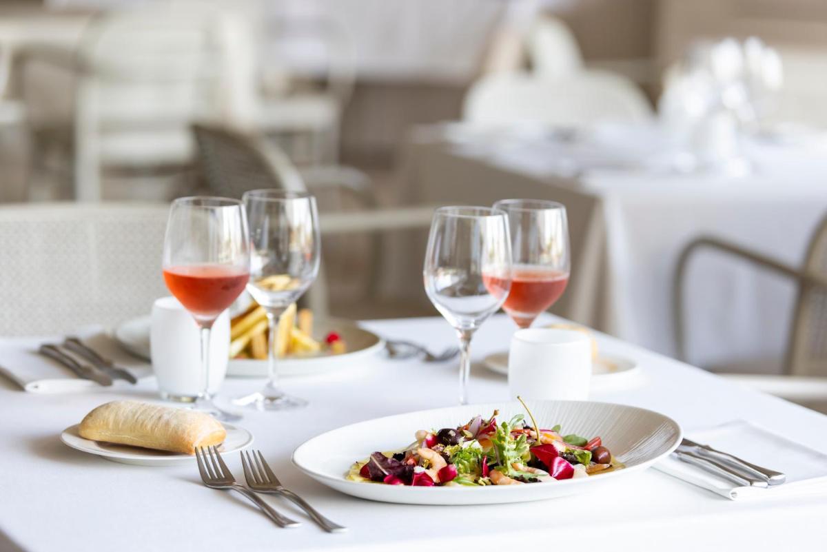 Comida en o cerca de este hotel