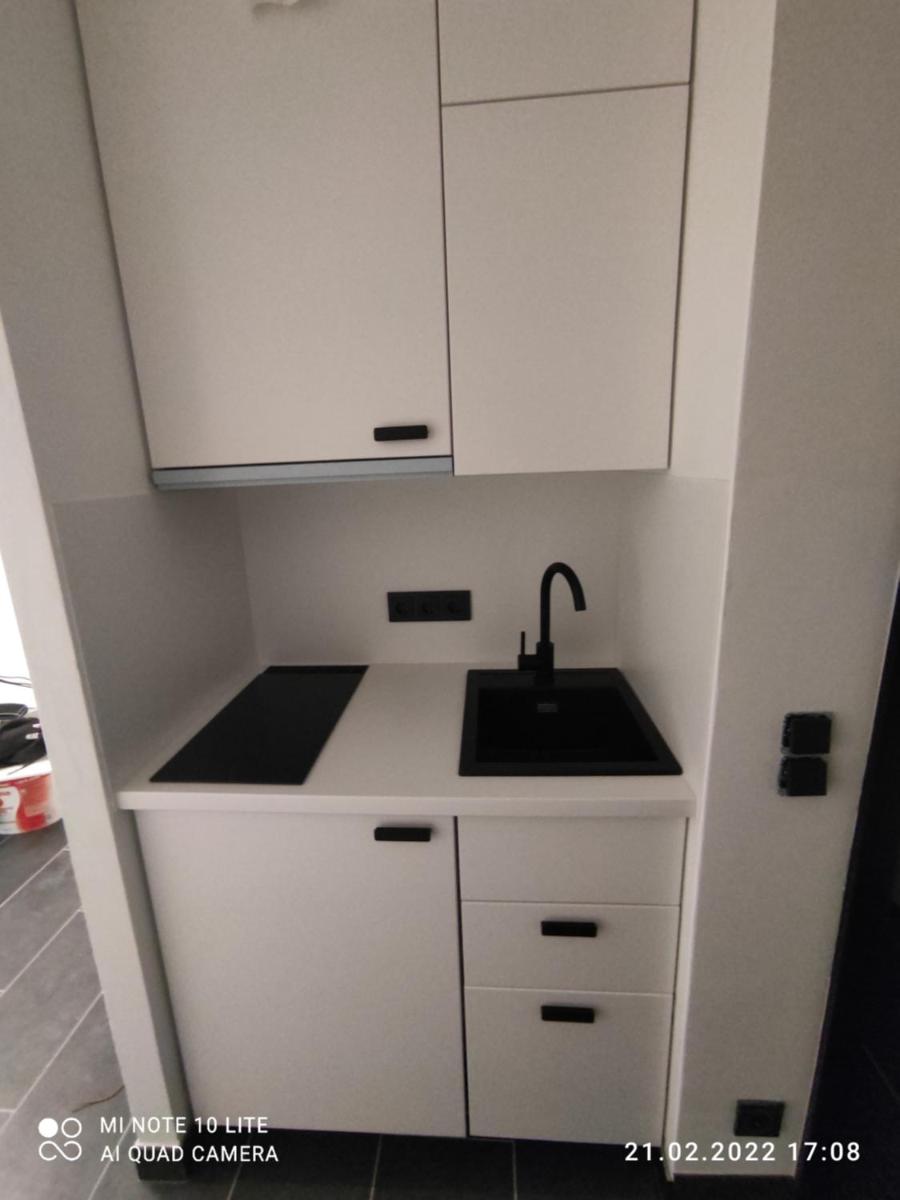 Black & White Apartment - Housity