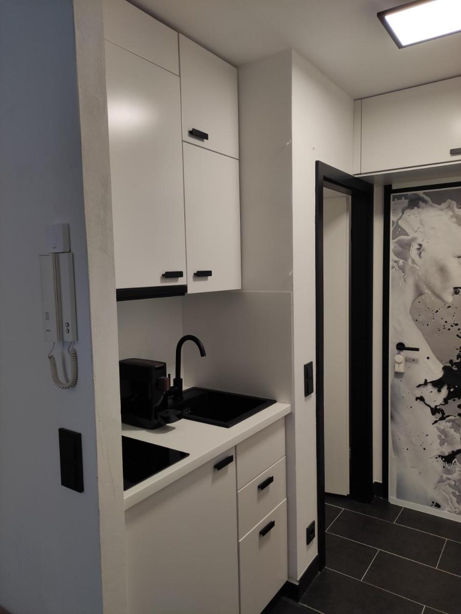 Black & White Apartment - Housity