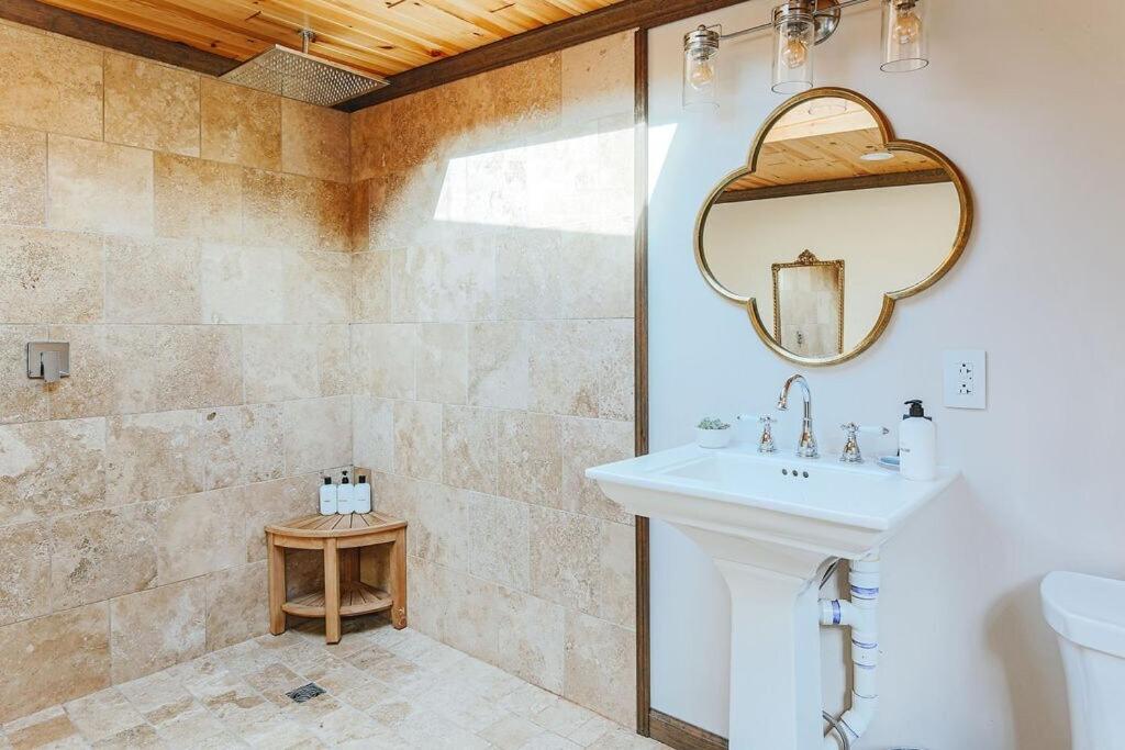Rockwell Ridge The Dogwood Suite - Housity