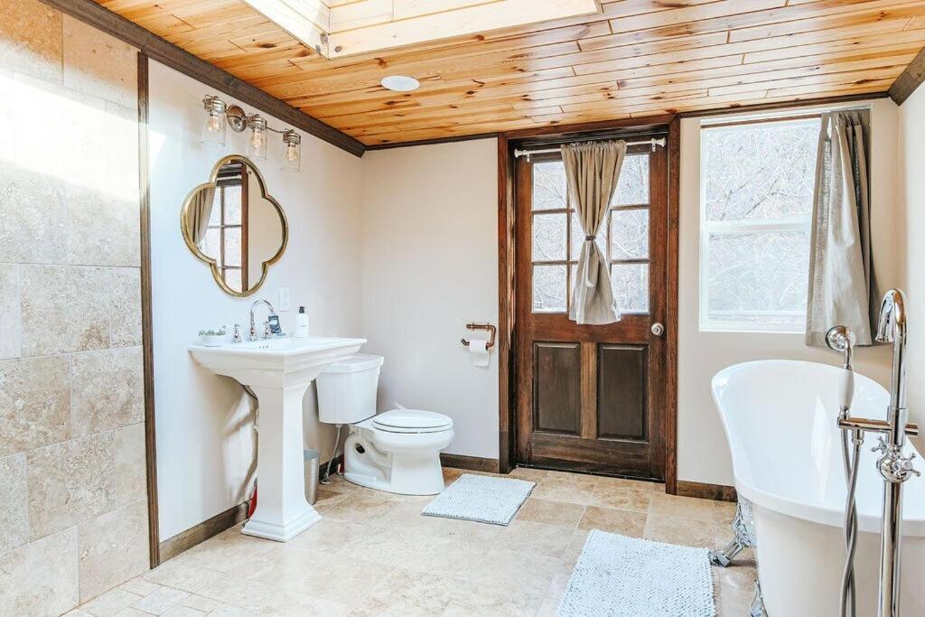 Rockwell Ridge The Dogwood Suite - Housity