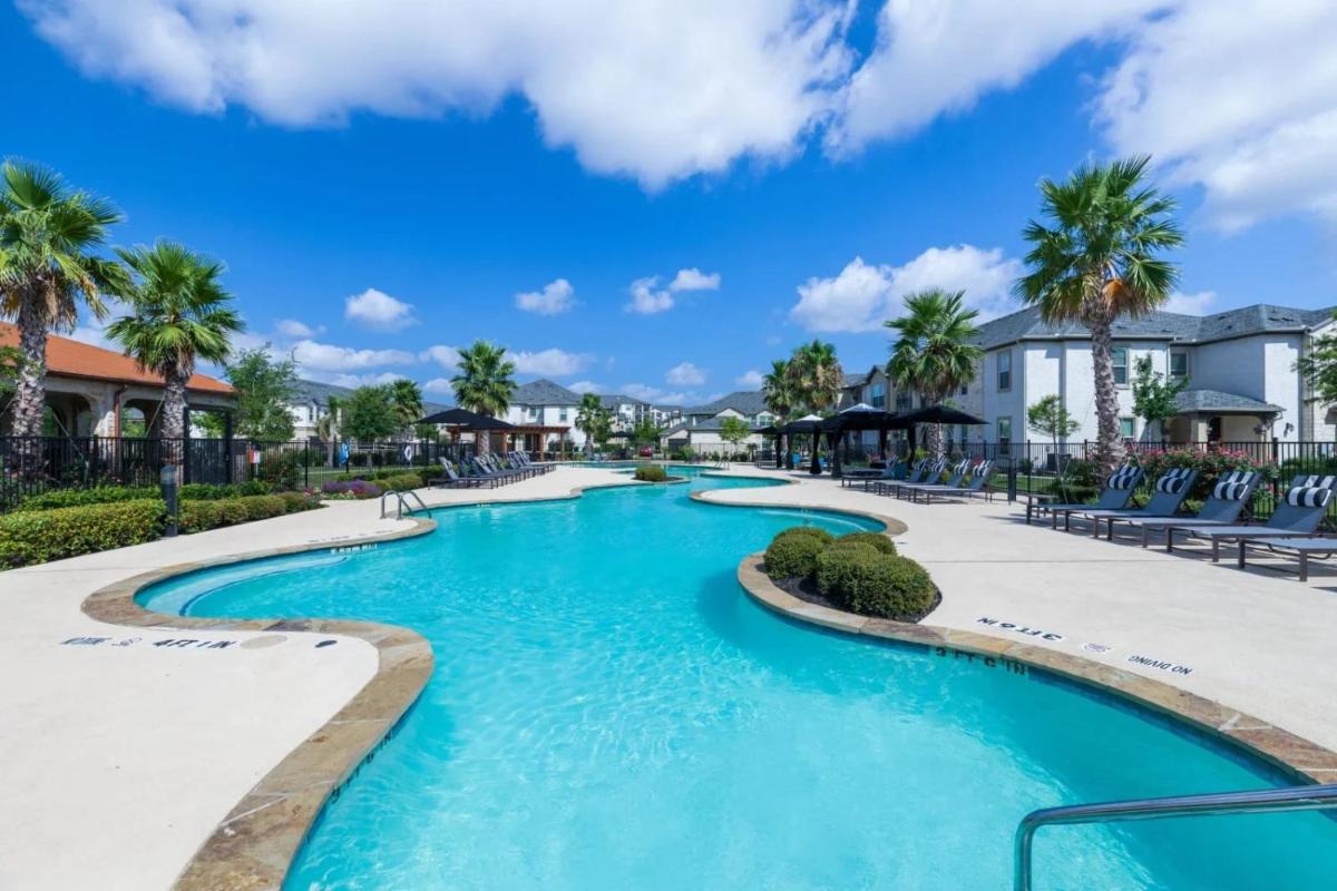 Suitetrails - Bright and Spacious Apartments with Gym and Pool Access at Century Stone Hill North in Pflugerville, Austin