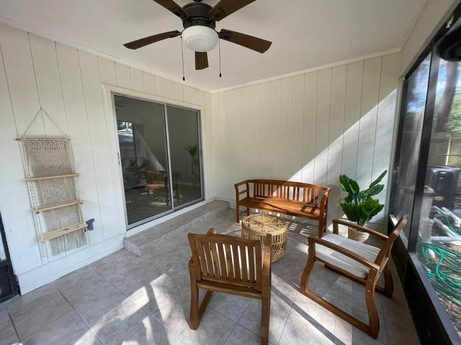Heated Pool, Screened Patio, Big fenced-in yard - Housity