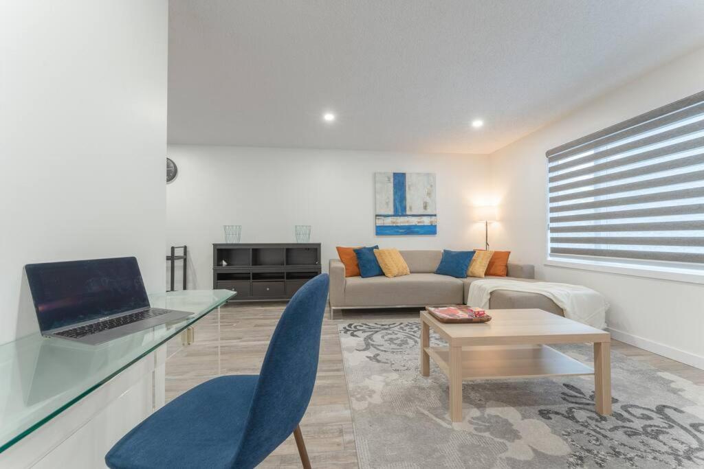 Newly Renovated 3bd house with free parking - Housity