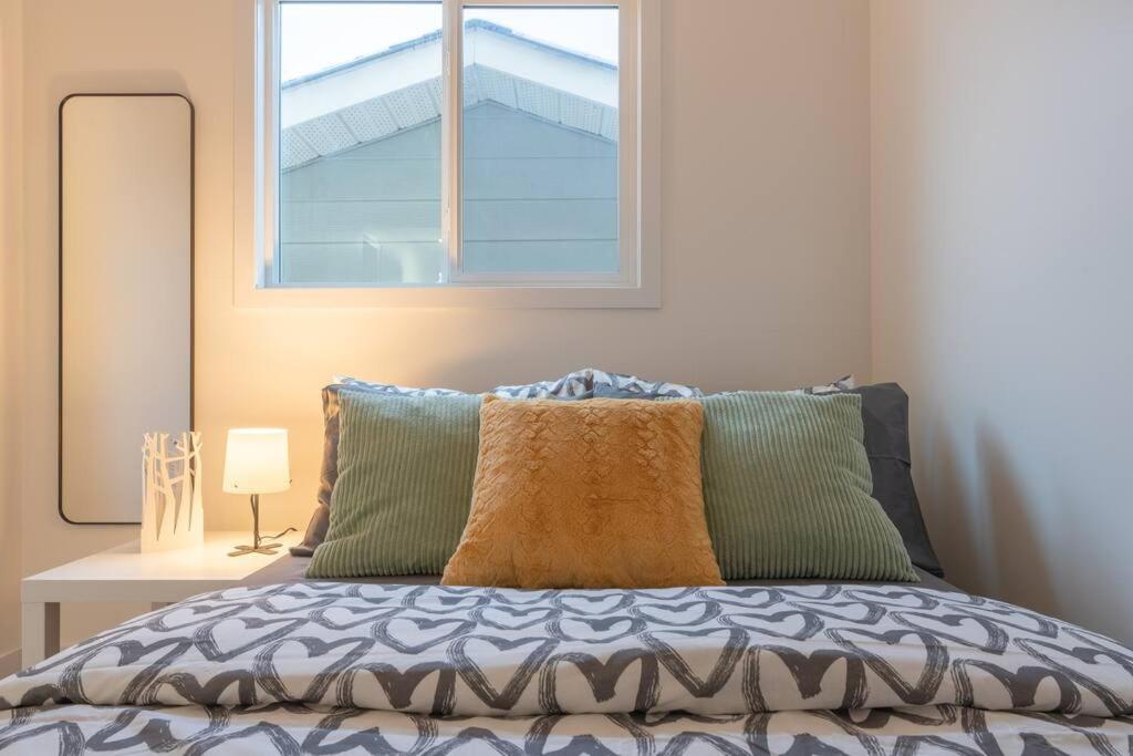 Newly Renovated 3bd house with free parking - Housity