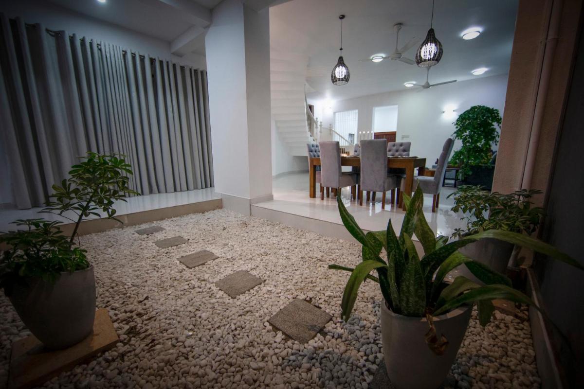 Suitetrails - The Breeze Residence, Kottawa