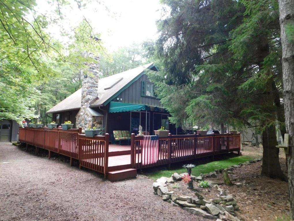 4 Bdr Lake Harmony mountaintop chalet with covered deck - Housity