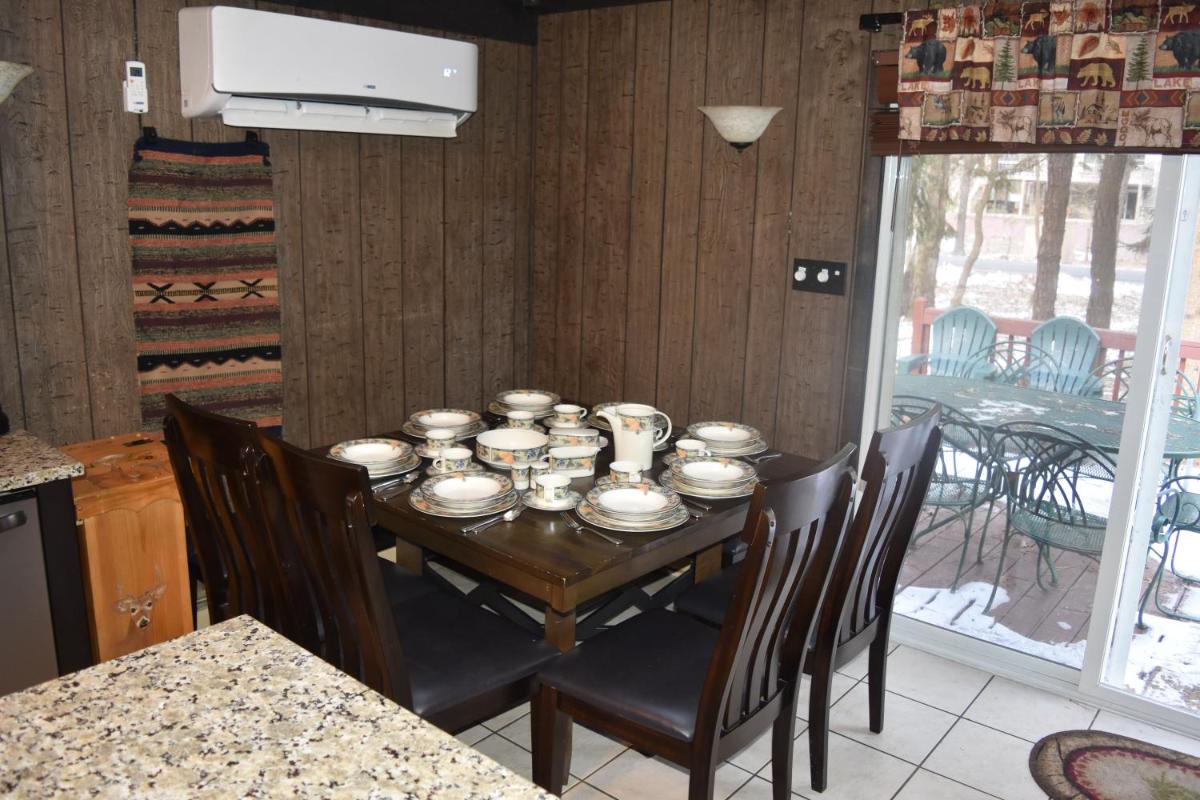 4 Bdr Lake Harmony mountaintop chalet with covered deck - Housity