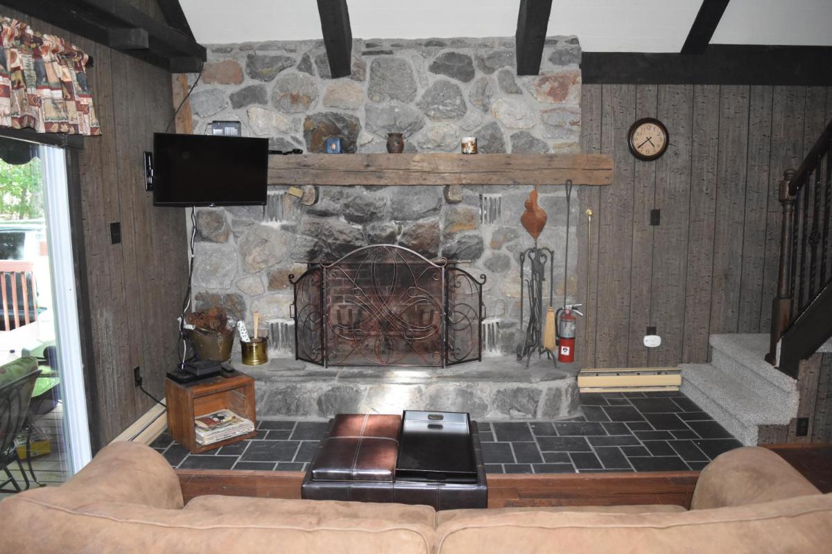 4 Bdr Lake Harmony mountaintop chalet with covered deck - Housity