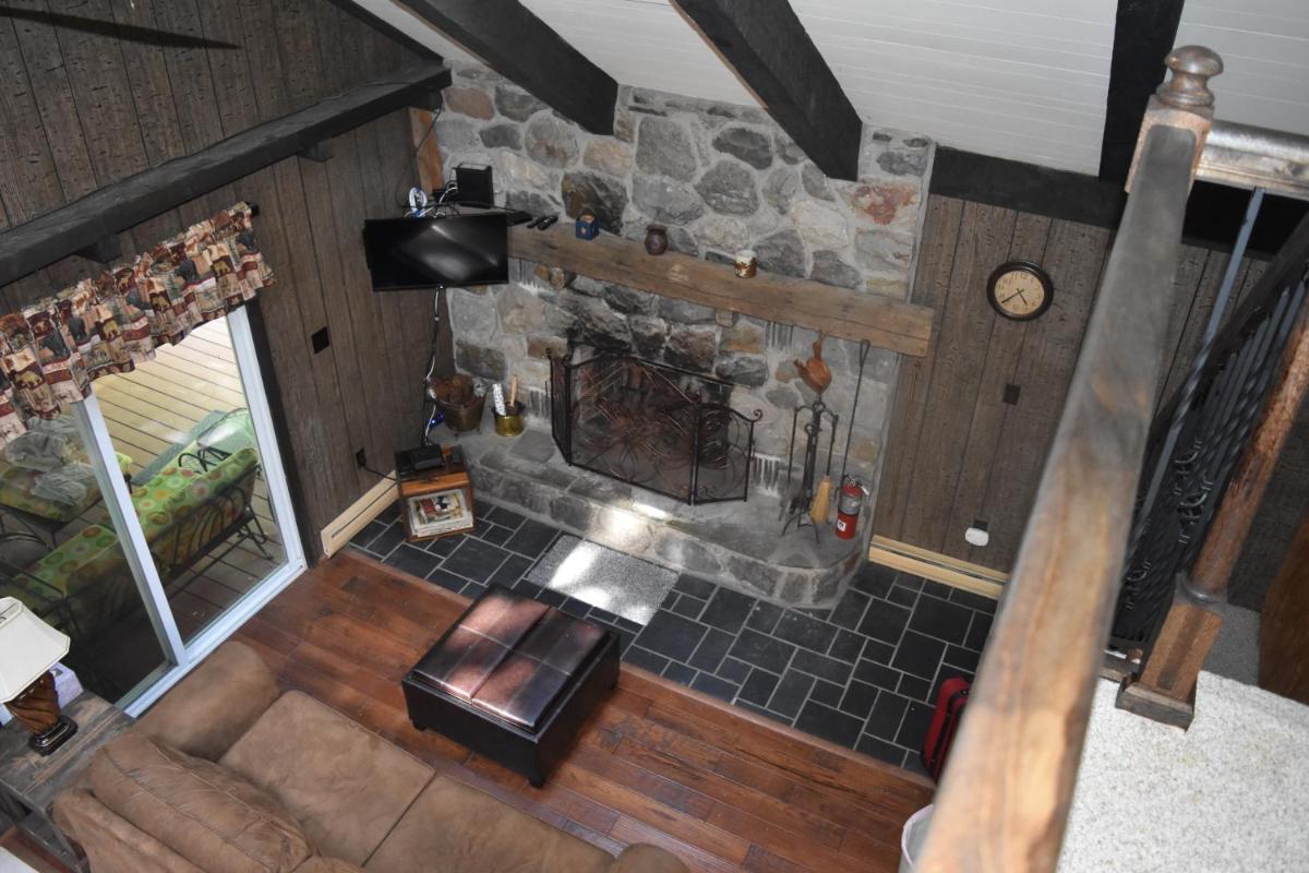 4 Bdr Lake Harmony mountaintop chalet with covered deck - Housity