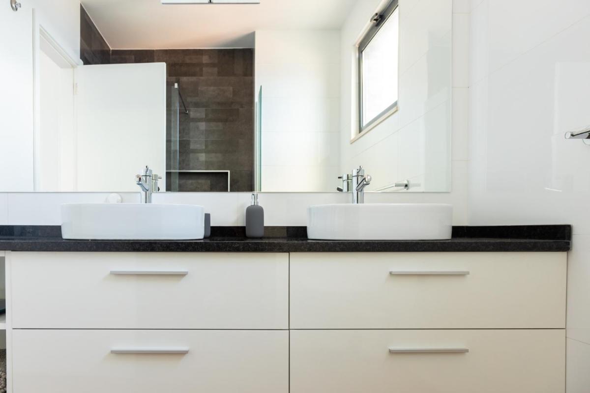 Suitetrails - 3 bdr aprt, best seaview, rooftop pool - LCGR