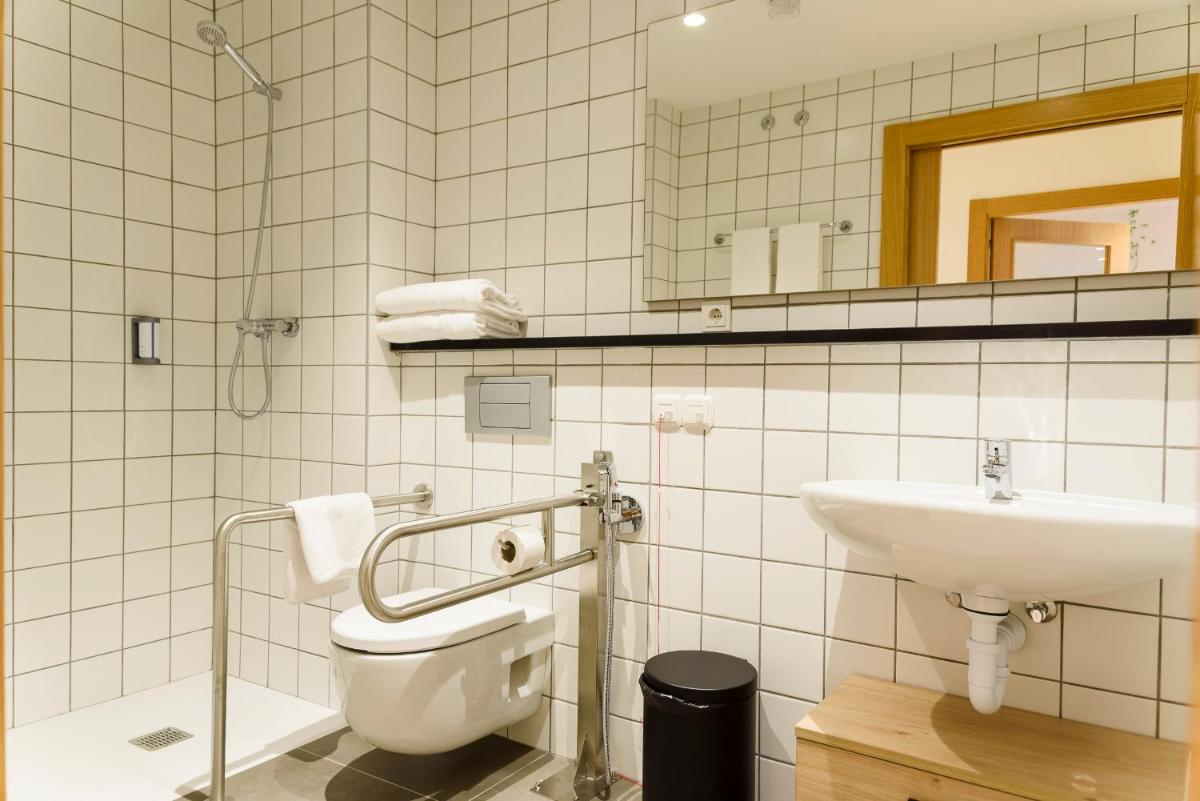 APARTHOTEL SALBURUA - Housity