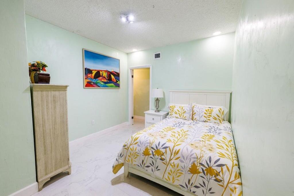 2 Bedroom Suite in Miami - Housity