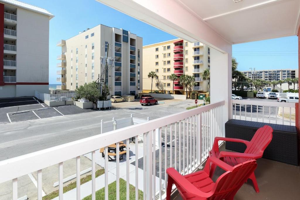 Suitetrails - Tropical isle 215 WELL APPOINTED 1 bedroom, 1 Bath condo!! Convenient Beach Access!