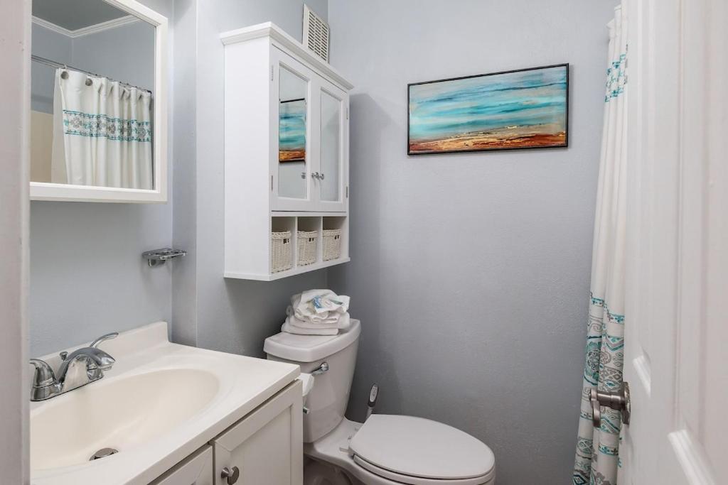 Suitetrails - Tropical isle 215 WELL APPOINTED 1 bedroom, 1 Bath condo!! Convenient Beach Access!