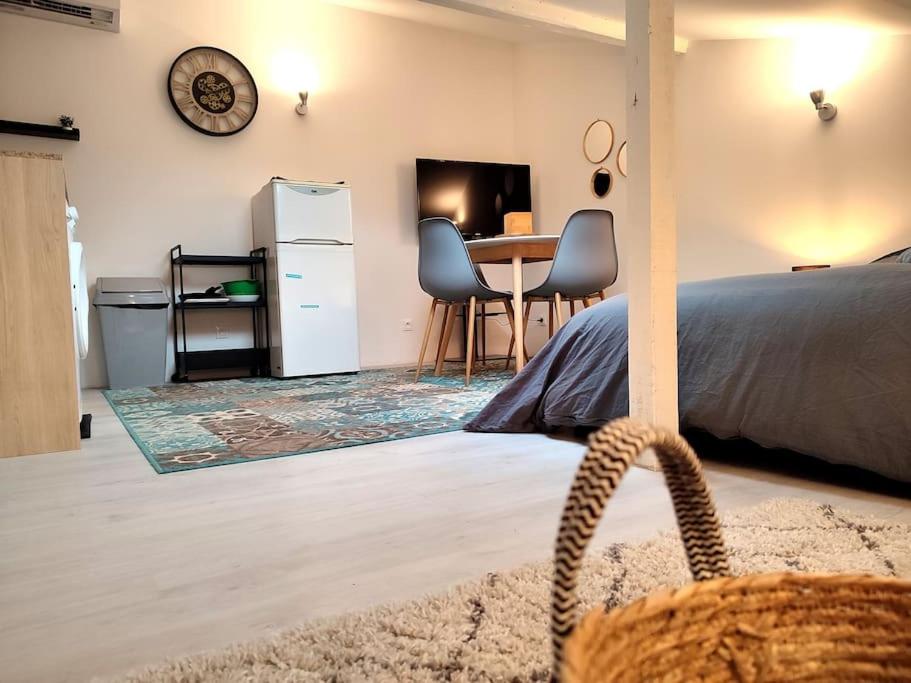 Leopold Room 30m2 Hyper centre, Netflix & Wi-fi - Housity