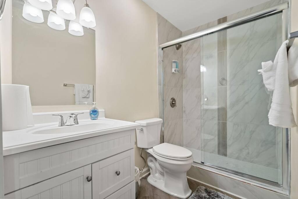 Cozy 2 Bedroom Pineville-Matthews Duplex Sleeps 8 - Housity