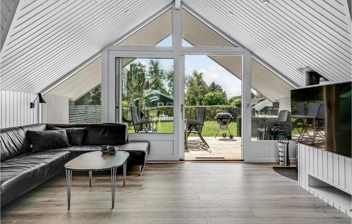 Stunning Home In Juelsminde With Wifi - Housity
