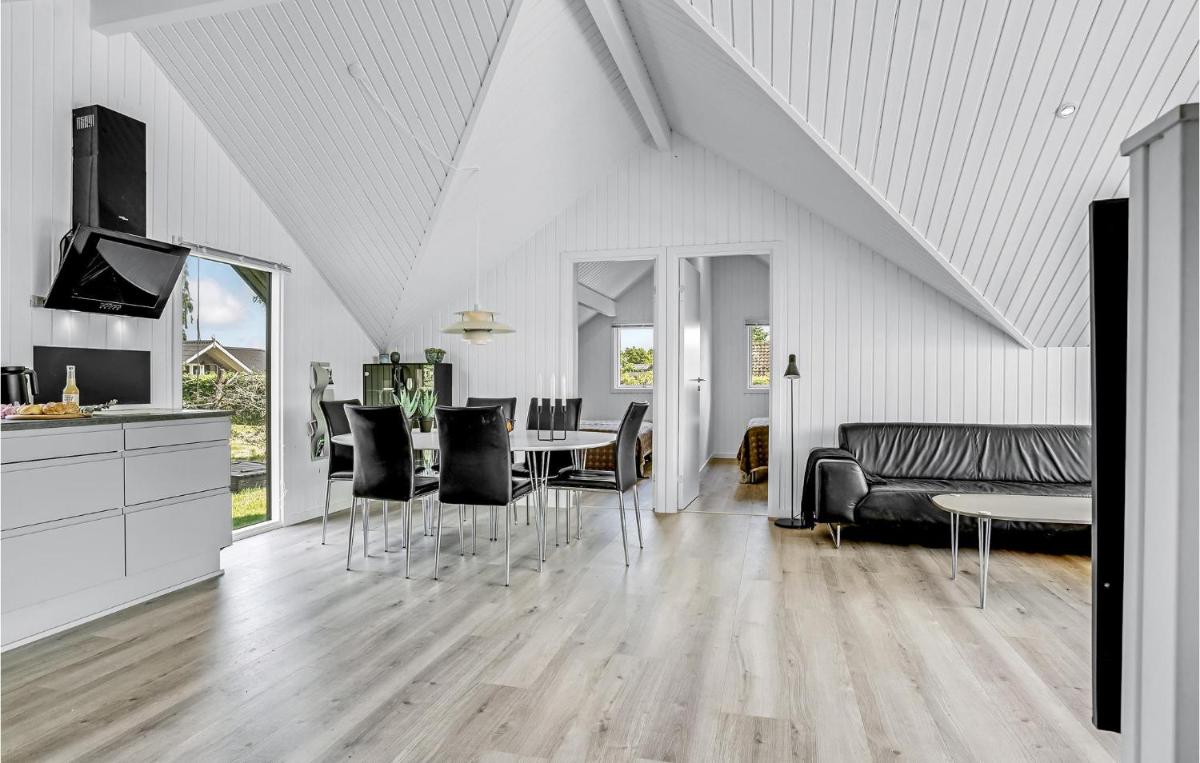 Stunning Home In Juelsminde With Wifi - Housity