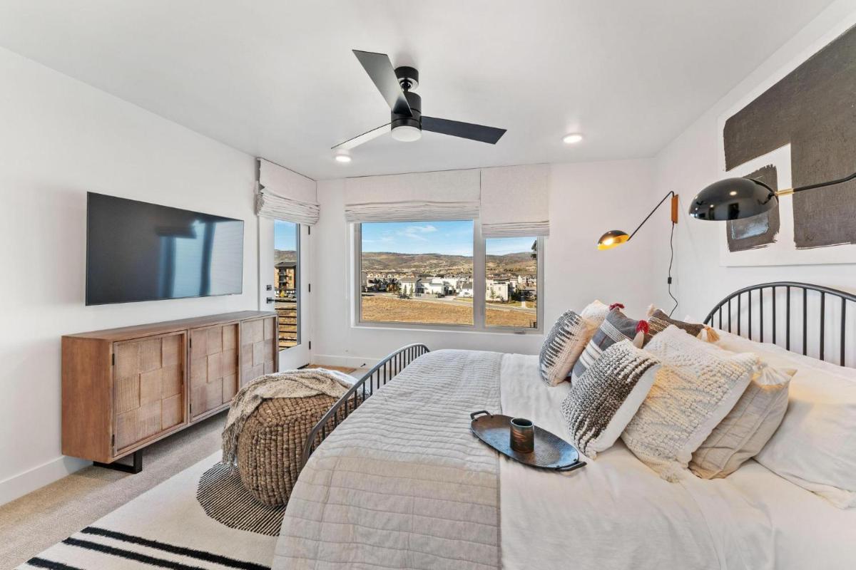 Modern Upscale Townhouse in Park City - Housity
