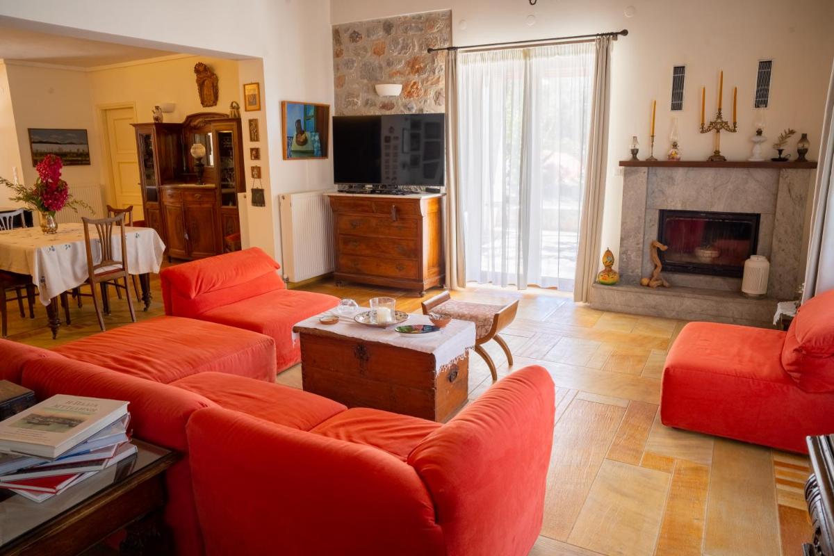 A Luxury Seafront Villa with amazing ambience and view - Housity